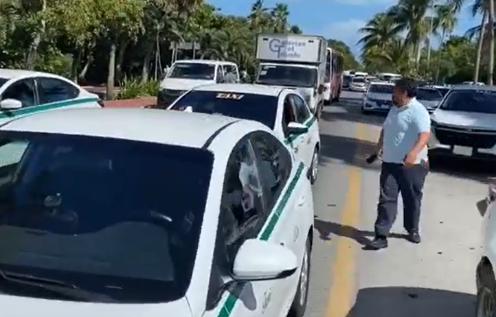 Taxistas se manifiestan en contra de Uber