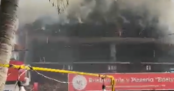 Incendio en Holbox arrasa con pizzería y la Casa de la Cultura