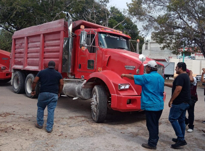 Protestan transportistas contra volqueteros piratas que dan servicio a obras del Tren Maya
