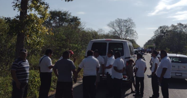 Taxistas protesta por cobro de ejidatarios de Tihosuco y realizan doble bloqueo