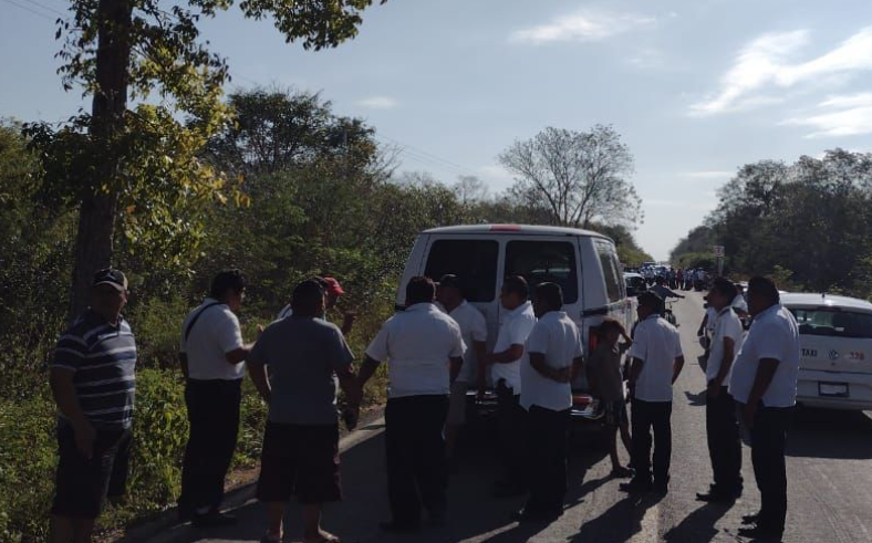 Taxistas protesta por cobro de ejidatarios de Tihosuco y realizan doble bloqueo