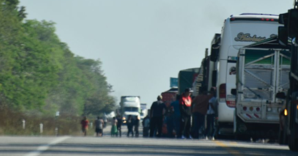 Accidente de un tráiler en Felipe Carrillo Puerto genera tráfico por más de tres horas
