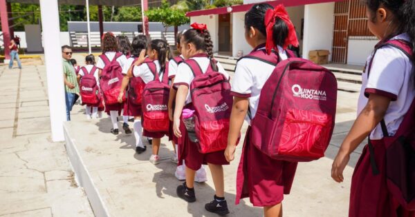 En Felipe Carrillo Puerto, corazón de la zona Maya, Mara Lezama entrega mochilas y útiles escolares