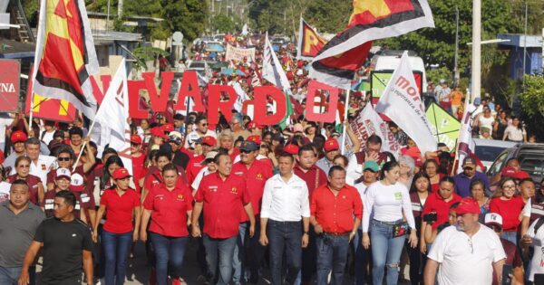 Nivardo Mena Villanueva, en todo momento fue acompañado por el Comisionado federal del PT en Quintana Roo, Gerardo Rodríguez López; Alberto Pérez Villatoro, dirigente local del PVEM; y los liderazgos de Morena. 