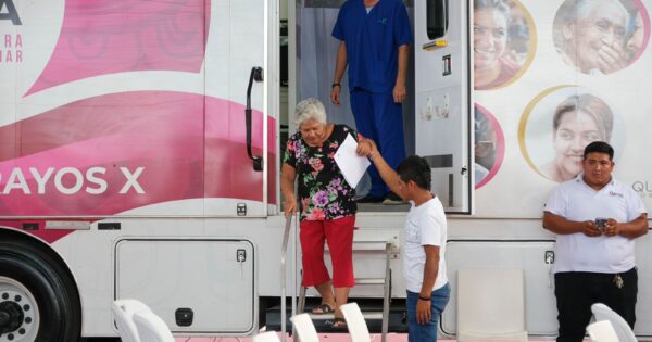 Población de Felipe Carrillo Puerto aprovecha servicios de salud en caravanas móviles