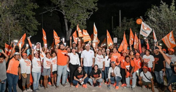 Jorge Portilla visita la colonia Yax Balam en Tulum, junto a Karina Tiquet