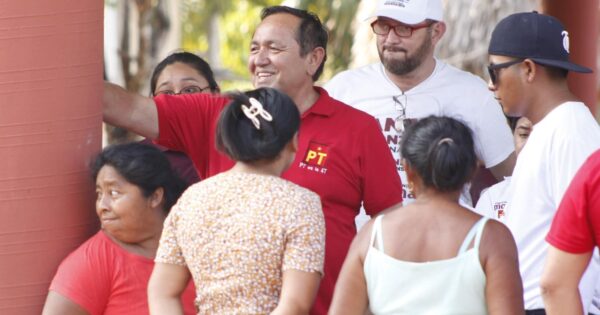 Nivardo Mena Villanueva se compromete a mejorar la educación en Quintana