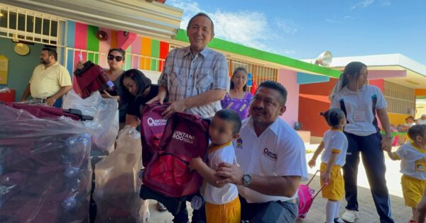 Nivardo Mena entrega útiles escolares en nombre de la gobernadora Mara Lezama