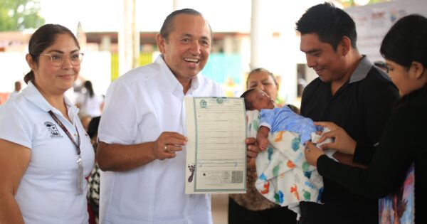 Nivardo Mena entrega actas de nacimiento gratuitas del programa 'Tu identidad es tu derecho'