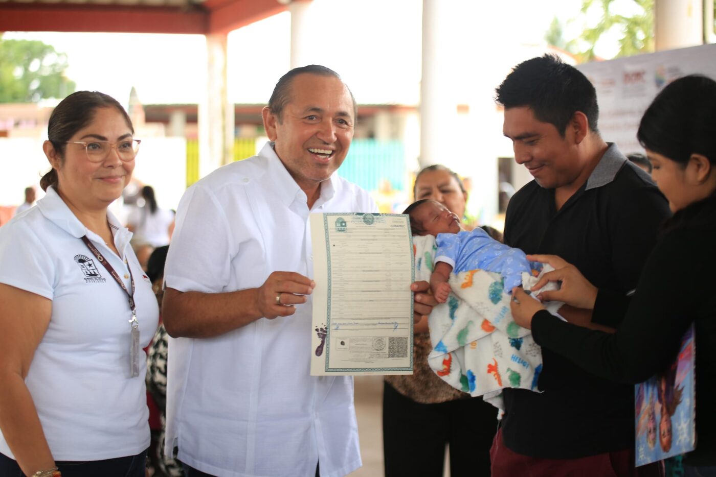 Nivardo Mena entrega actas de nacimiento gratuitas del programa 'Tu identidad es tu derecho'