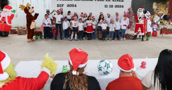 ### "Blanca Merari Celebra la Navidad con la Niñez DIF de Leona Vicario" En un ambiente lleno de alegría y espíritu navideño, la presidenta municipal de Puerto Morelos, Blanca Merari Tziu Muñoz, encabezó la **Posada Navideña para la Niñez DIF 2024** en la delegación de Leona Vicario. Durante el evento, la alcaldesa expresó su deseo de que las fiestas decembrinas estén colmadas de paz, armonía y unión entre las familias portomorelenses. “Nos alegra mucho compartir este momento con ustedes. Esta posada ha sido organizada con cariño especial para nuestras niñas y niños impulsores, así como para los pequeños con capacidades diferentes de esta delegación. Queremos brindarles una atención personalizada que no sería posible en un evento masivo,” destacó Blanca Merari al dirigirse a los asistentes. La presidenta municipal también reafirmó el compromiso de su administración con las familias de niños con capacidades diferentes, asegurando que el DIF seguirá siendo un pilar de apoyo. "Queremos que los padres sepan que pueden confiar en nosotros," añadió. Blanca Merari aprovechó para reconocer el esfuerzo del equipo del DIF en Leona Vicario, en especial a Vanessa Margarita López Páez y María José Cámara Kantún, directora general del DIF Puerto Morelos y coordinadora en la delegación, respectivamente. También destacó el trabajo de la regidora Rosario Concha Naal y la próxima delegada Elsy Lucelly Benítez Arzápalo, quienes han unido esfuerzos para fortalecer el bienestar de las familias de la comunidad. En su mensaje, la alcaldesa invitó a los asistentes a reflexionar sobre el valor del trabajo del personal del DIF, subrayando que detrás de cada colaboradora hay un ser humano que, pese a sus propios retos, entrega lo mejor de sí para ayudar a los demás. Por su parte, María José Cámara Kantún resaltó la prioridad que se le ha dado a los sectores más vulnerables, incluyendo a personas con capacidades diferentes, niñas, niños, adolescentes y adultos mayores. También reconoció la labor de los niños impulsores, quienes promueven los derechos de la infancia a través de campañas, talleres y actividades en su comunidad. La celebración incluyó regalos entregados por la presidenta municipal, el espectáculo infantil "Chiquitines" con personajes como Jack, Santa, Rodolfo el Reno y el Grinch, además de música, bailes, comida, bebidas y pastel, creando un momento inolvidable para los pequeños y sus familias.