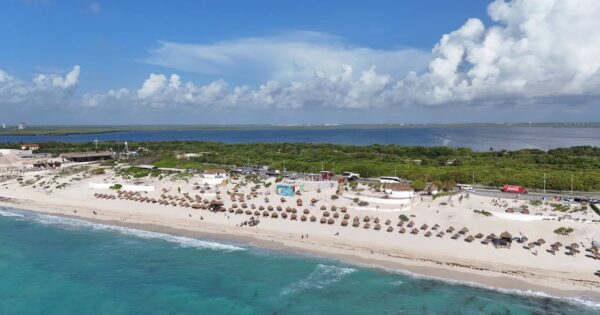 Refuerzan la limpieza y conservación de las playas de Cancún para la temporada vacacional