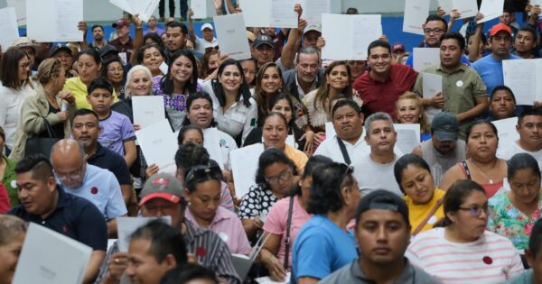 Mara Lezama entrega títulos de propiedad a más de 480 familias en Solidaridad