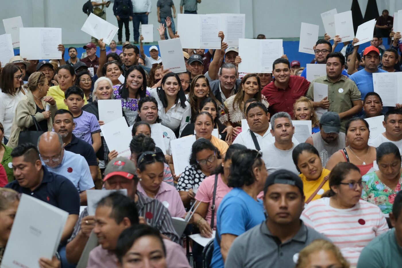 Mara Lezama entrega títulos de propiedad a más de 480 familias en Solidaridad