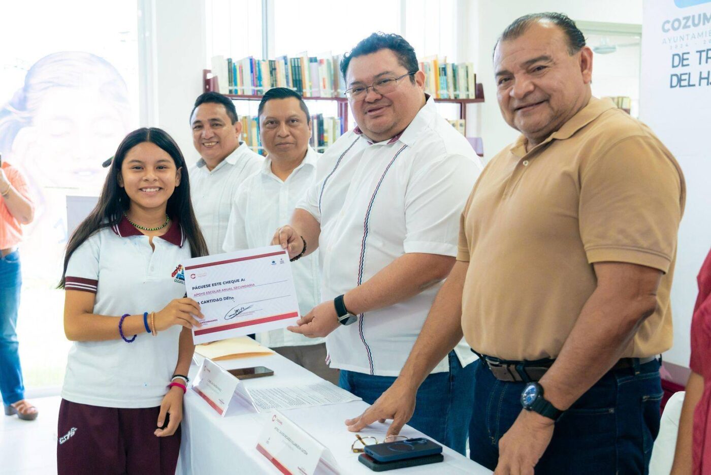 Ayuntamiento de Cozumel otorga becas a estudiantes destacados