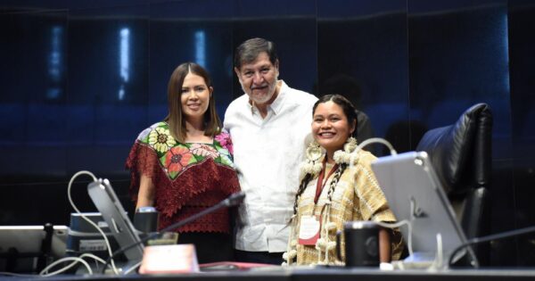 Promotora cultura con senadora