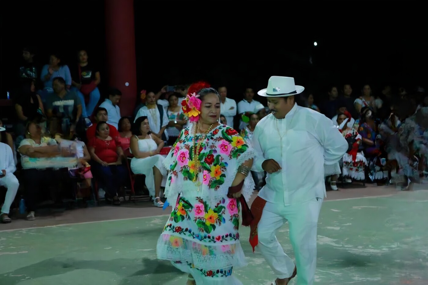 Kantunilkín encendió la noche entre jarana, ternos y tradición